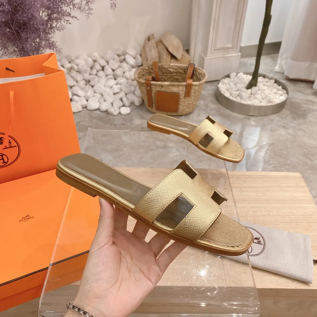 👟👟Ex-factory price 300👟👟 Genuine leather sole +40 🦄Hermès "Palm Print" has added new color sandals, "Year-round shipment" with three-dimensional concave and convex feeling on the classic "H" upper... It is a must-have item in your wardrobe, and it is magically versatile in this summer! This model fully demonstrates the classic Hermès style "palm print". Classic calfskin material ~ imported sheepskin. Lining 🐎Size: 34~42. Heel height ② type: low heel 1.5cm. Medium heel 4.5cm. Genuine leather sole +40 rubber sole.